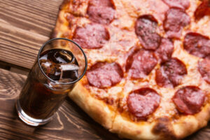 boisson accompagne une pizza