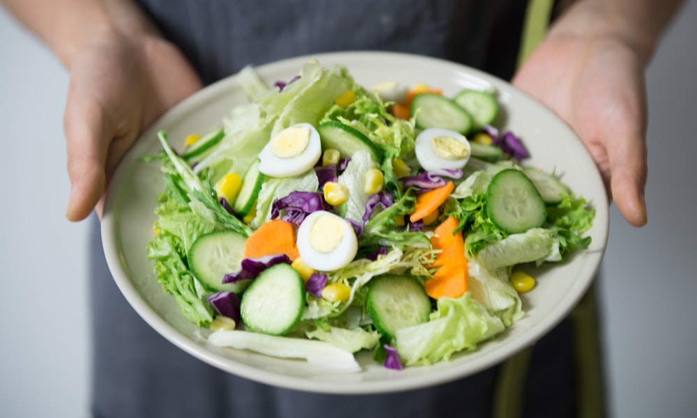 Prendre des légumes et du jus de fruits