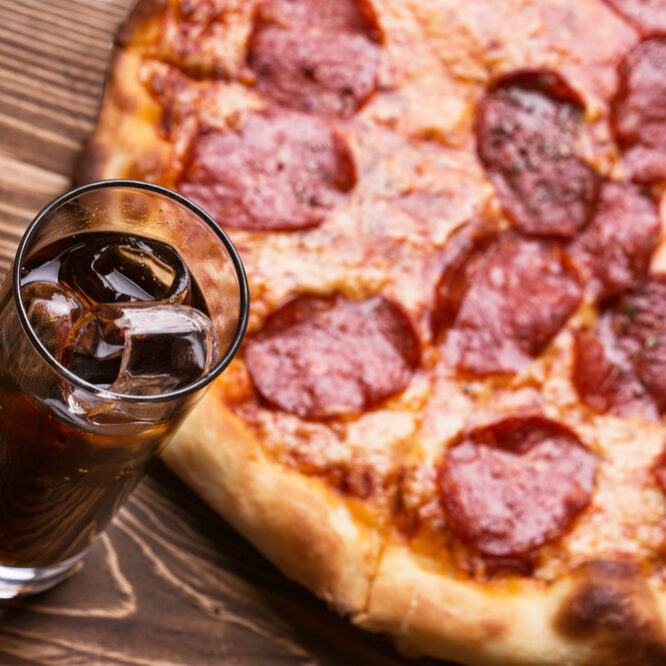 boisson accompagne une pizza